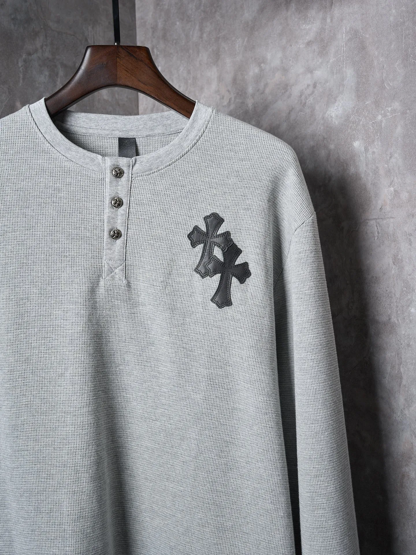P340 Actual hanging auction] Chrome Hearts/Chrome Hearts Waffle Cross Leather Appliqué Silver Button Long Sleeves [Ready Stock] S M L XL Customized pure cotton waffle fabric with fine texture, soft and moist, based on fog gray, comes with a soft light filter. With the Chrome Hearts Cross leather decoration on the chest, the tough edges of the leather pierce the softness of the gray. The hand-stitched logo buckle is like a miniature work of art, making it even more noble and elegant. The iron plate with the logo on the back sways slightly as the body swings, adding a sense of movement and vitality. It is unobtrusive but has an indescribable aura. It interprets the perfect blend of retro and luxury. It adopts imported machine appliqué embroidery technology and uses advanced computer control systems and precise mechanical components to realize the Chrome Hearts cross leather appliqué operation. It presents an embroidery effect with both clarity and three-dimensionality. The fabrics have been washed and have a better hand feel. They are not easy to deform, shrink or fade. Maintains long-lasting beauty with a loose fit